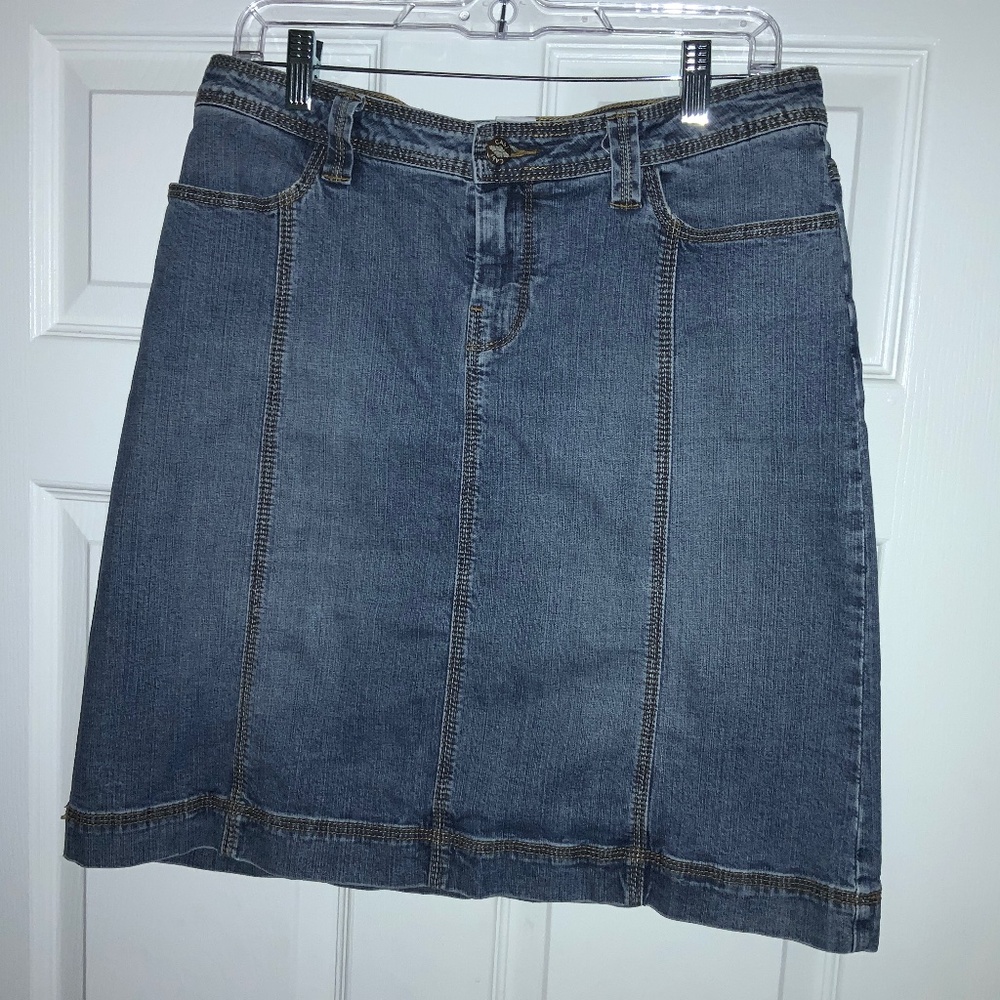 Denim skirt.